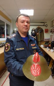 19 декабря 2016 года. Глава управления МЧС по Южному округу Сергей Скрыльников показывает пожарную каску 1931 года, которая хранится в музее при части 19 декабря 2016 года. Глава управления МЧС по Южному округу Сергей Скрыльников показывает пожарную каску 1931 года, которая хранится в музее при части